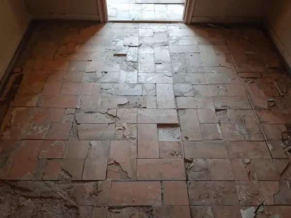 Piso deteriorado antes de la construcción en Santiago
