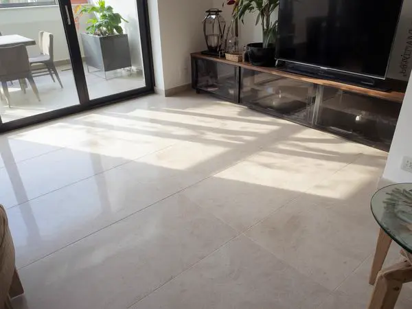 Piso nuevo instalado después de la construcción en Santiago